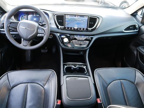 Used 2022 Chrysler Pacifica Limited w/ Uconnect Theater Family Group image 10