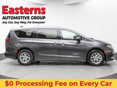 Used 2023 Chrysler Voyager LX FWD image 4