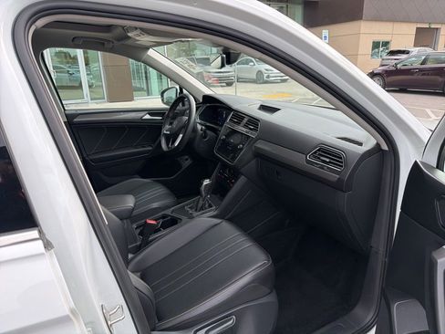 Used 2022 Volkswagen Tiguan SE w/ Panoramic Sunroof Package FWD image 22