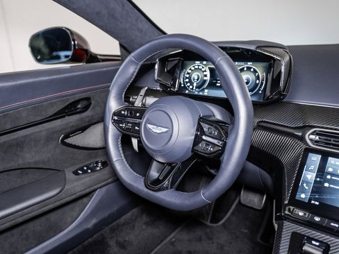 Used 2025 Aston Martin V8 Vantage Coupe image 19