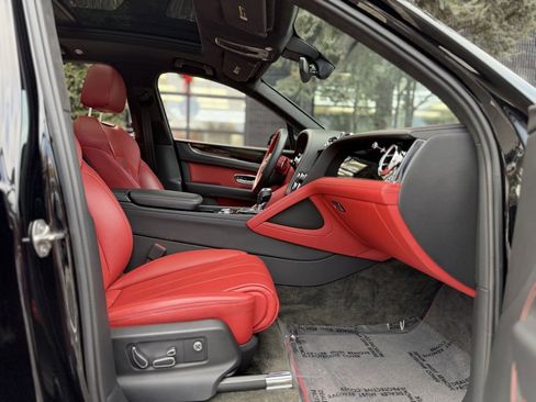 Used 2023 Bentley Bentayga image 31