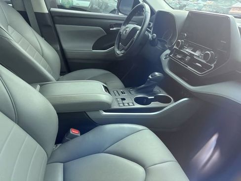 Used 2023 Toyota Highlander XLE AWD/4WD image 7