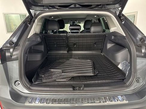 Used 2025 Volkswagen Tiguan SE image 12