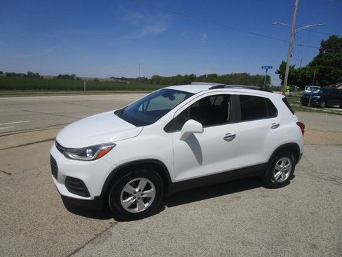 Used 2017 Chevrolet Trax LT w/ LT Convenience Package FWD image 1