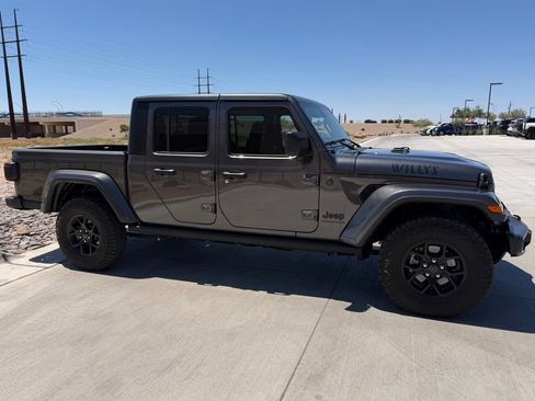 Used 2025 Jeep Gladiator Sport AWD/4WD image 5