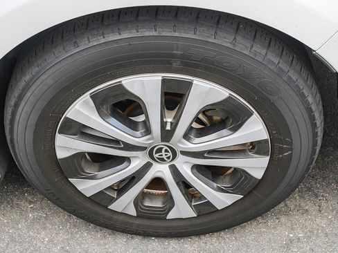 Used 2022 Toyota Prius Prime XLE FWD image 12