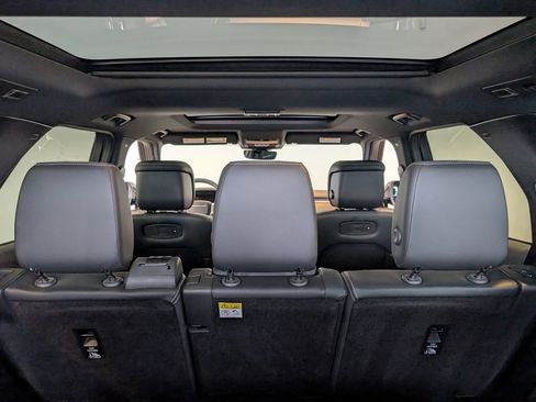 Used 2025 Land Rover Discovery Dynamic SE image 30
