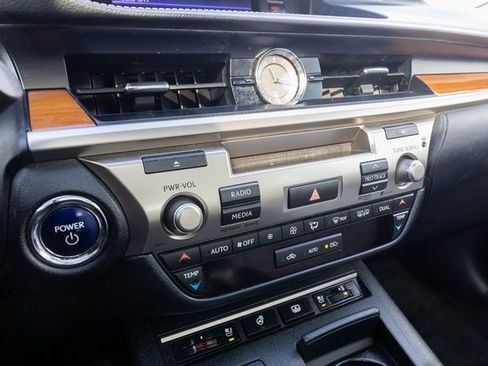 Used 2013 Lexus ES 300h image 11