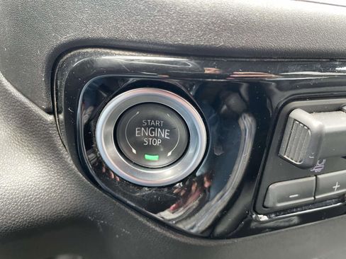 Used 2025 GMC Sierra 1500 SLT AWD/4WD image 18