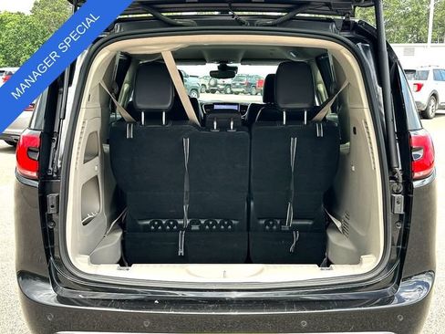 Used 2023 Chrysler Pacifica Touring-L FWD image 32