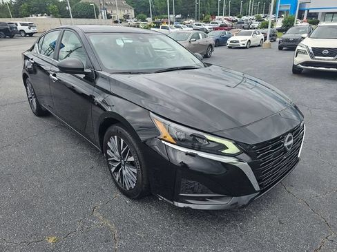 Used 2025 Nissan Altima 2.5 SV FWD image 1