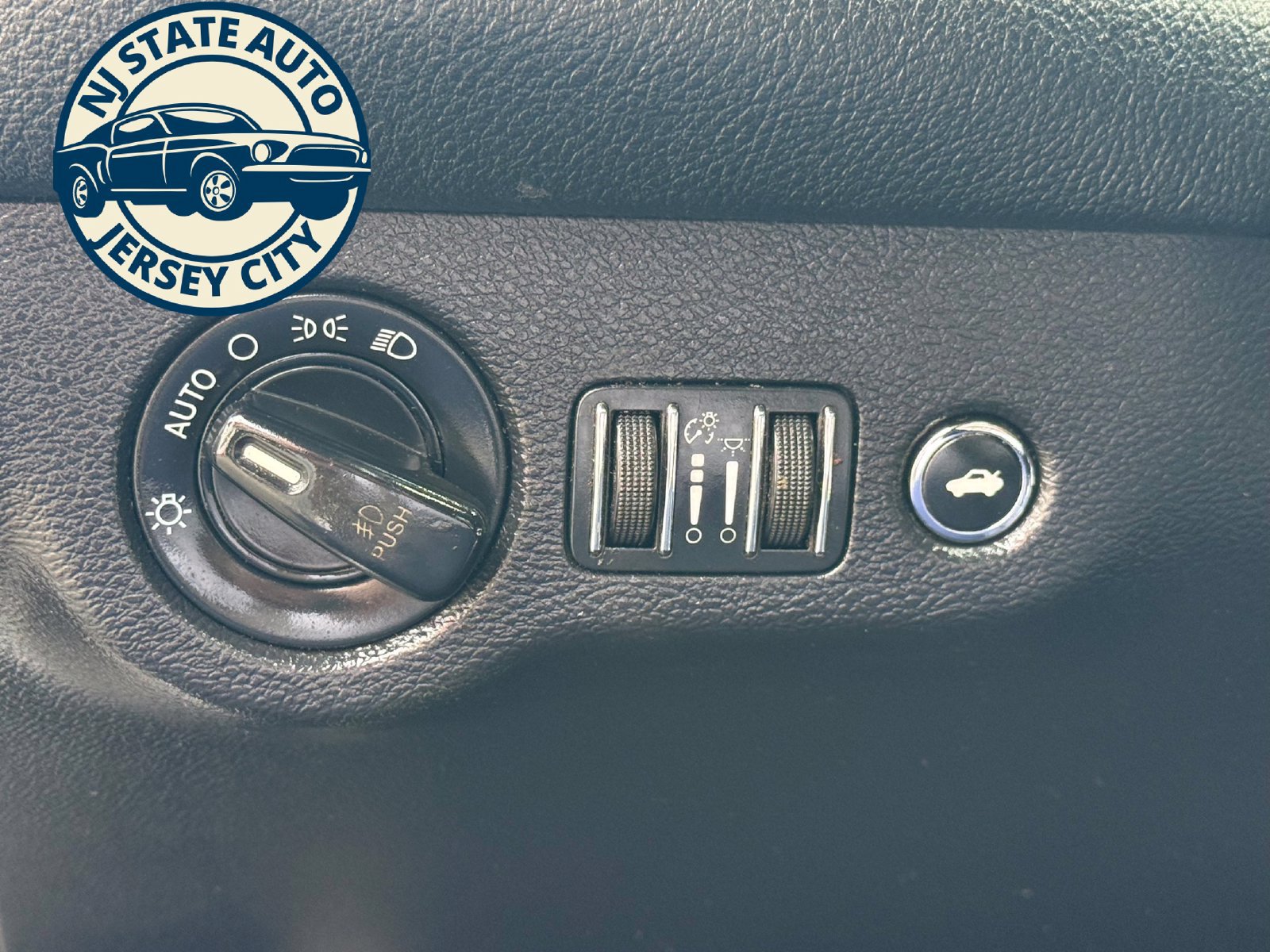 Used 2015 Dodge Challenger SXT Plus RWD image 28