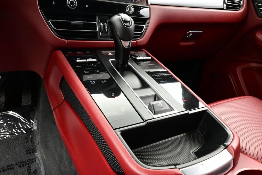 Certified 2023 Porsche Macan S AWD/4WD image 11