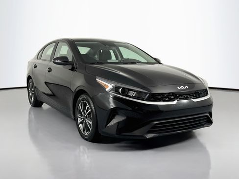 Used 2023 Kia Forte LXS w/ LXS Technology Package FWD image 3