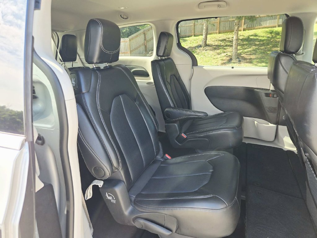 Used 2024 Chrysler Pacifica Touring-L FWD image 16