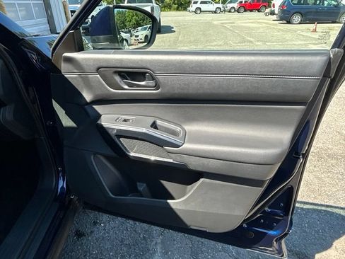 Used 2025 Nissan Pathfinder SV FWD image 17