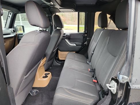 Used 2017 Jeep Wrangler Unlimited Sahara w/ Connectivity Group image 33