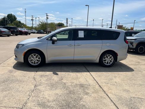 Used 2022 Chrysler Voyager LX FWD image 2
