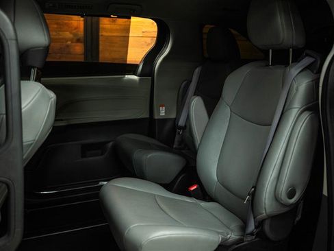 Used 2023 Toyota Sienna XLE FWD image 11