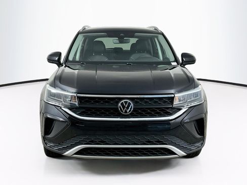 Used 2024 Volkswagen Taos SE FWD image 2