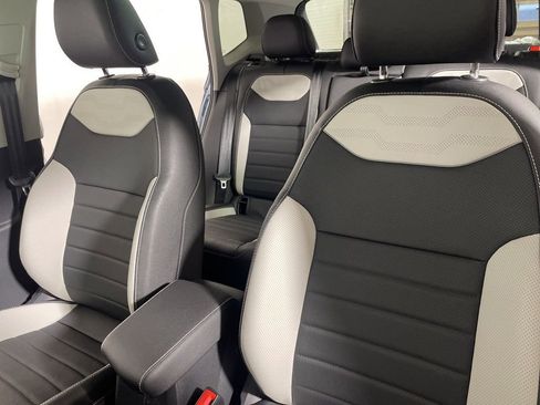 New 2026 Volkswagen Taos SEL image 18