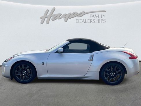 Used 2018 Nissan 370Z Touring RWD image 6