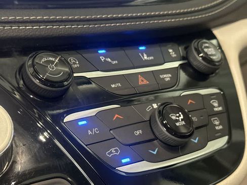 Used 2023 Chrysler Pacifica Limited FWD image 19