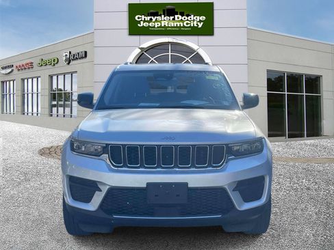 Used 2023 Jeep Grand Cherokee Laredo image 4