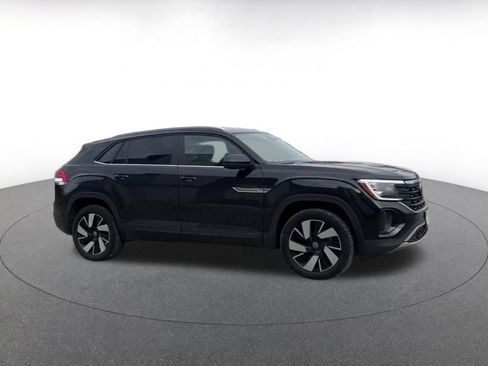 Used 2025 Volkswagen Atlas Cross Sport SE image 2