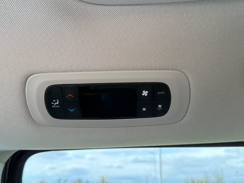 Used 2024 Chrysler Pacifica Limited FWD image 37
