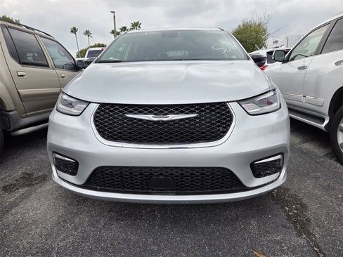 Used 2024 Chrysler Pacifica Limited image 2