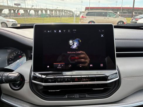 Used 2025 Jeep Compass Limited image 16