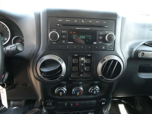 Used 2015 Jeep Wrangler Unlimited Sport w/ Quick Order Package 24S AWD/4WD image 18