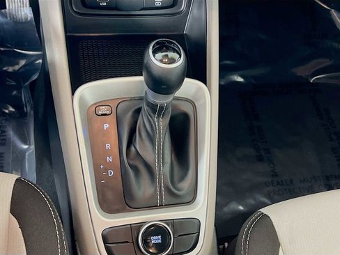 Certified 2024 Hyundai Venue SEL FWD image 17