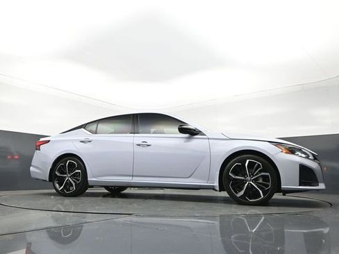 Used 2023 Nissan Altima 2.5 SR w/ SR Premium Package FWD image 28