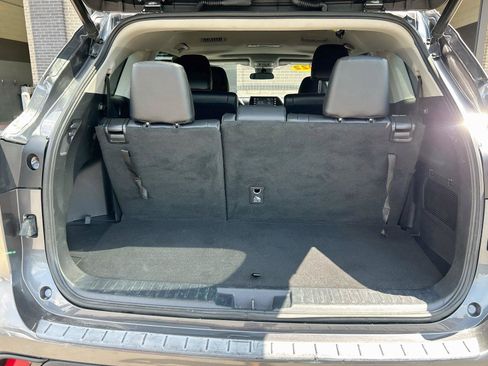 Used 2022 Toyota Highlander XLE FWD image 13