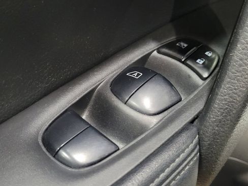 Used 2019 Nissan Rogue SV image 27