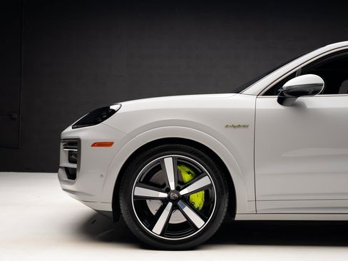 Used 2025 Porsche Cayenne Turbo image 17