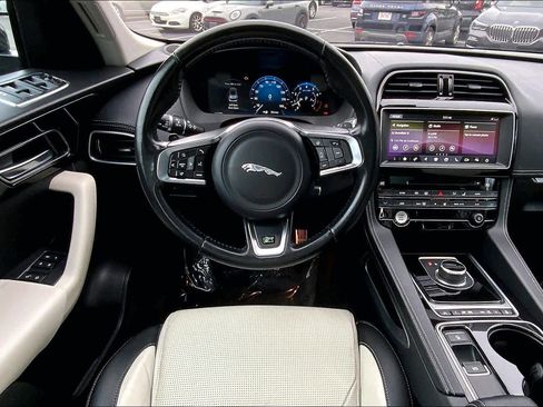 Used 2017 Jaguar F-PACE R-Sport image 6