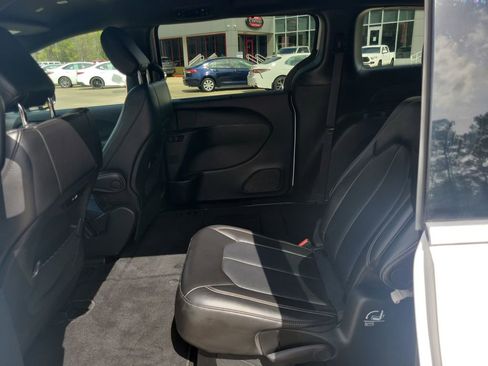 Used 2025 Chrysler Pacifica Select image 17