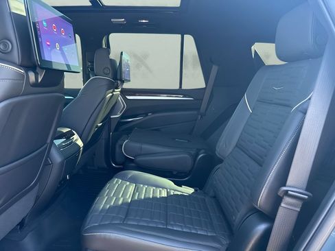Used 2025 Cadillac Escalade Sport Platinum w/ LPO, ONYX Package AWD/4WD image 9