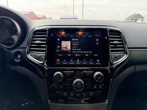Used 2020 Jeep Grand Cherokee Laredo AWD/4WD image 16
