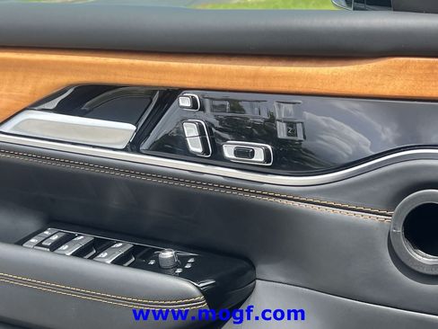 Used 2024 Jeep Grand Wagoneer L Series III AWD/4WD image 19