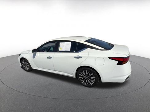 Used 2025 Nissan Altima 2.5 SV FWD image 10