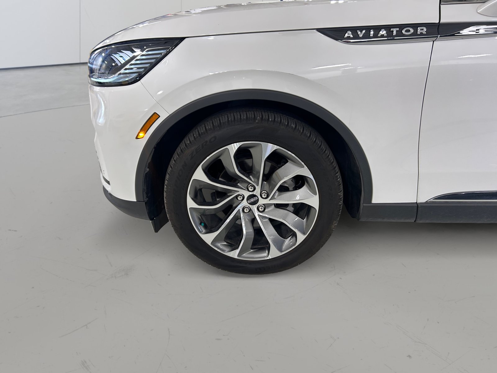 Used 2025 Lincoln Aviator 2WD image 6