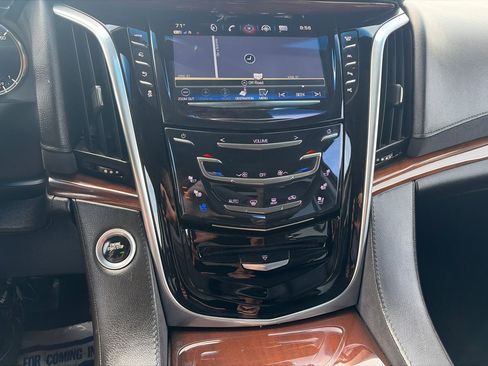 Used 2018 Cadillac Escalade Luxury AWD/4WD image 23