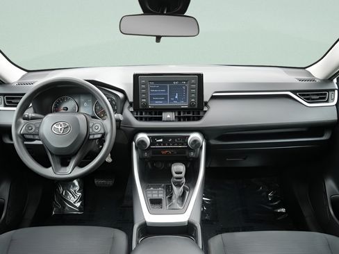Used 2021 Toyota RAV4 LE AWD/4WD image 16