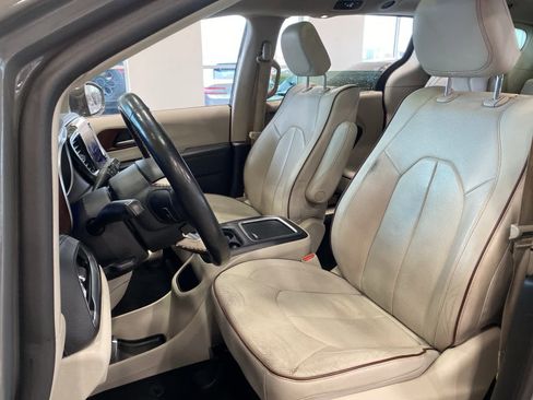 Used 2020 Chrysler Pacifica Limited image 13