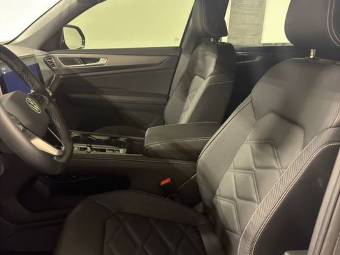Used 2025 Volkswagen Atlas Cross Sport SE FWD image 4