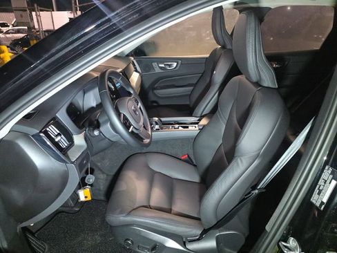 Used 2025 Volvo XC60 B5 Plus image 8